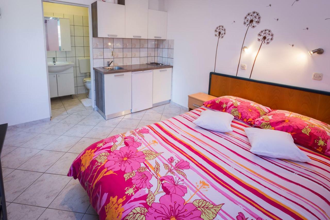 Apartments Goga มาลีโลชินจ์ ภายนอก รูปภาพ